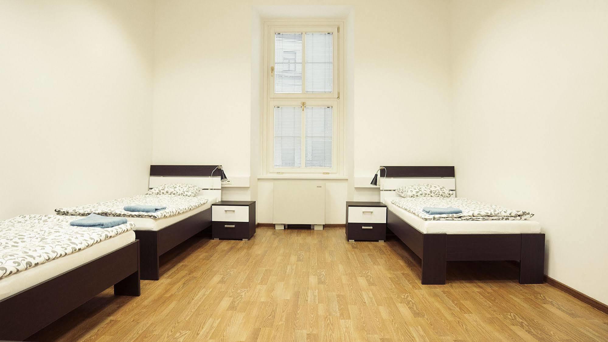 Hostel Folks Bratislava Bagian luar foto