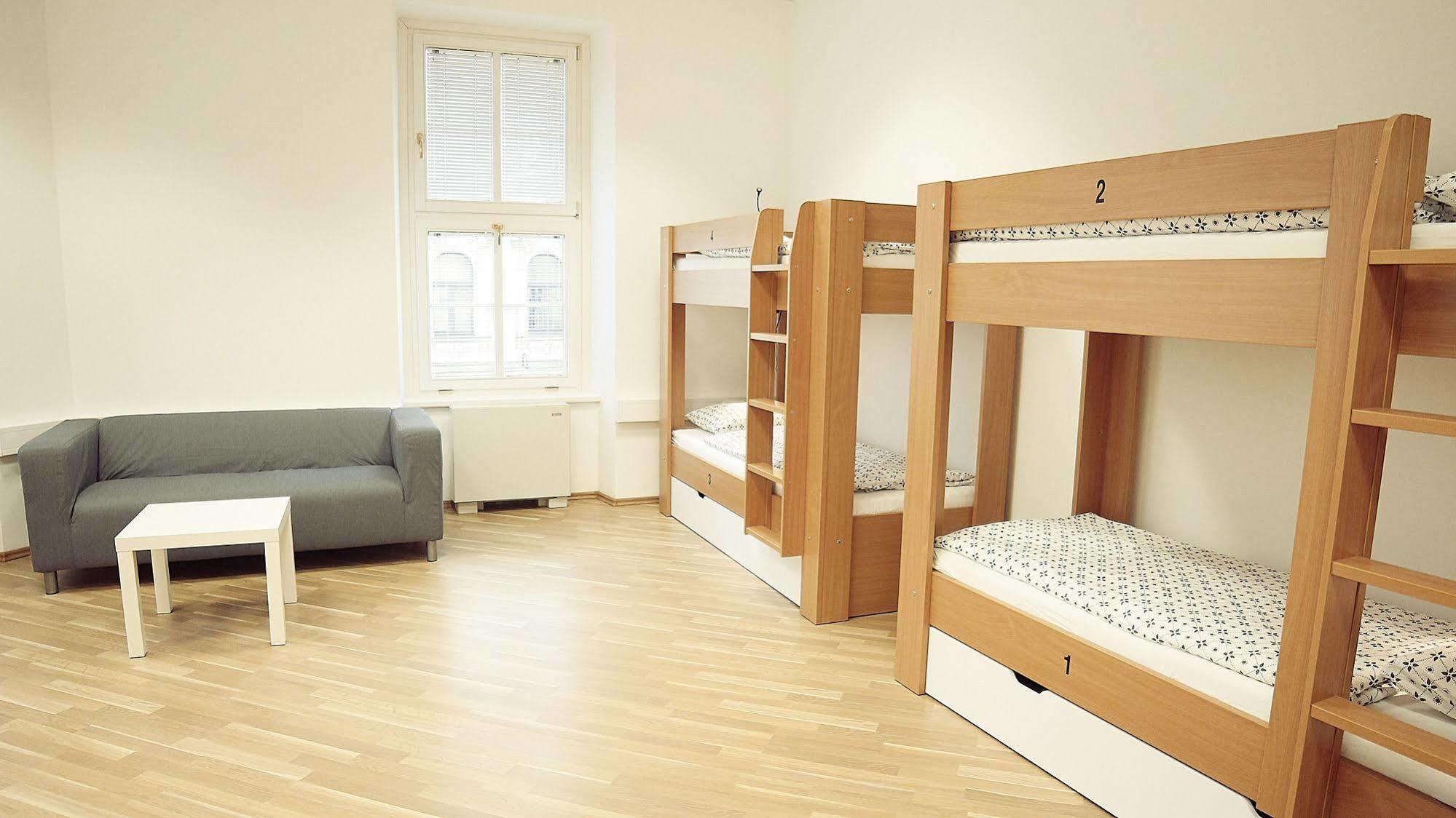 Hostel Folks Bratislava Bagian luar foto